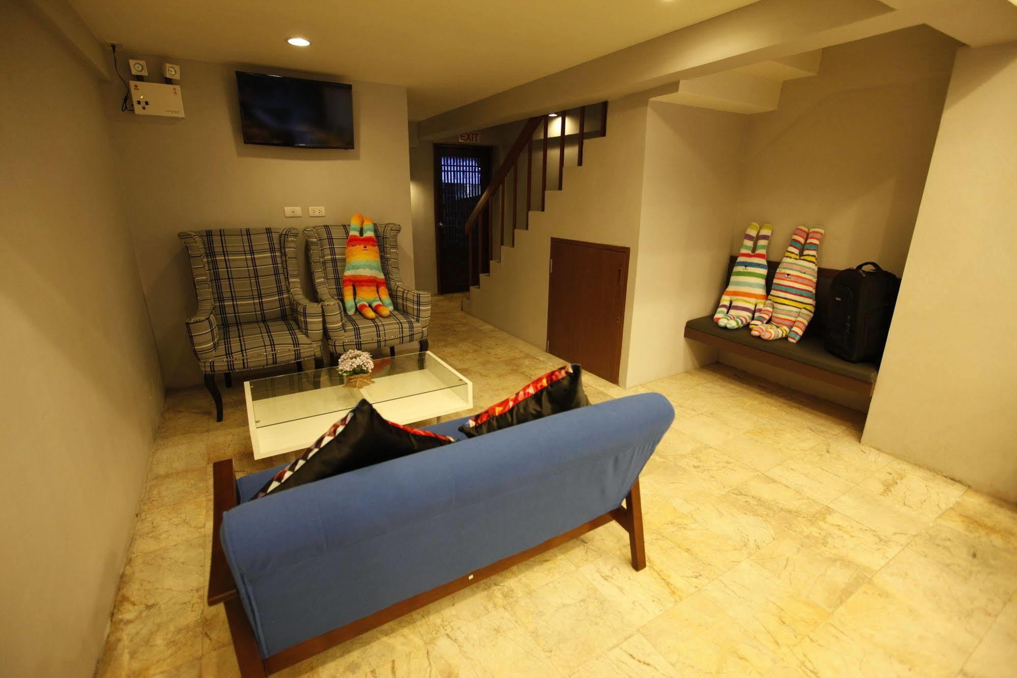 Oyo 501 At Night Hostel Phuket Exterior photo