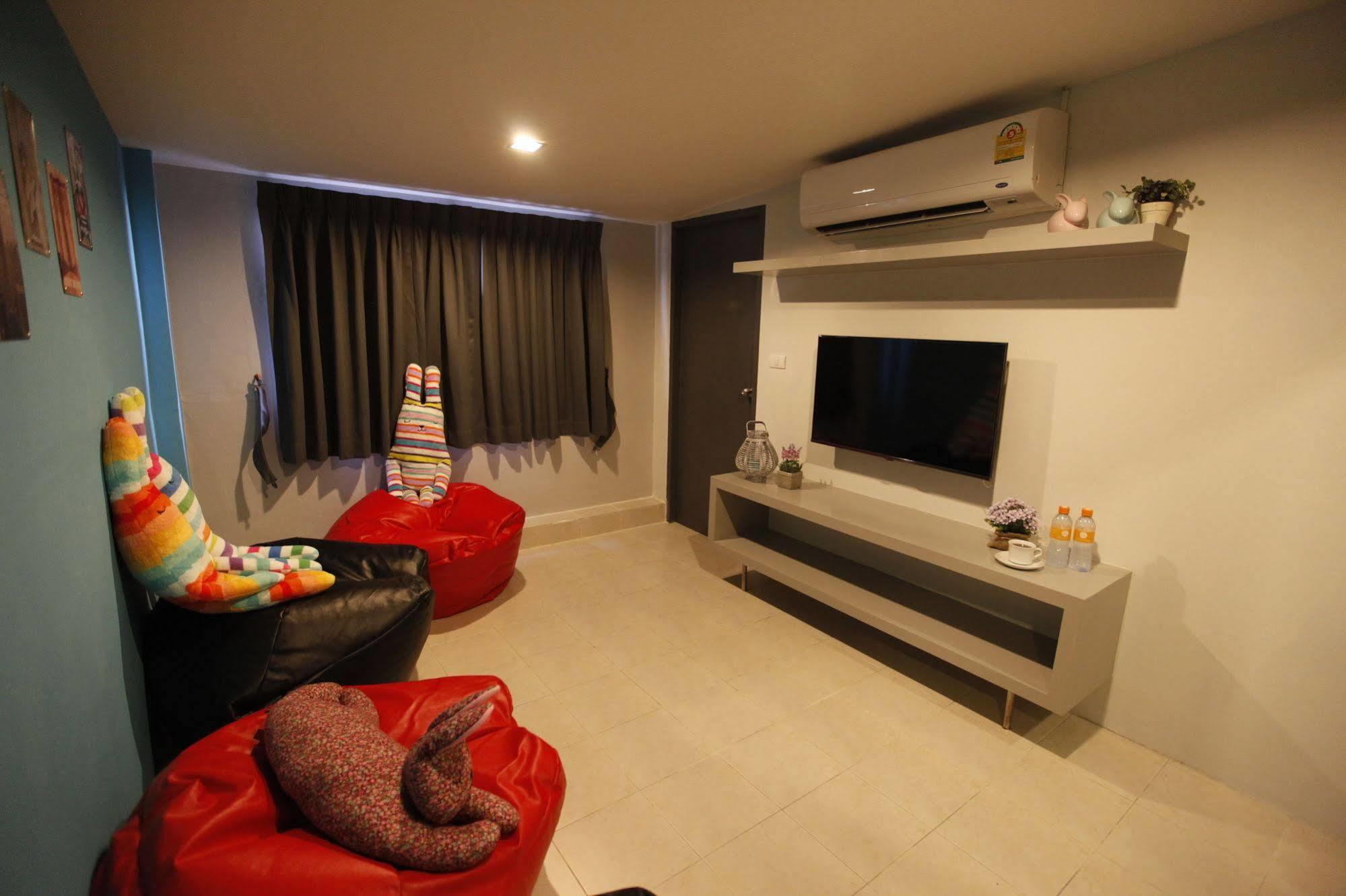 Oyo 501 At Night Hostel Phuket Exterior photo