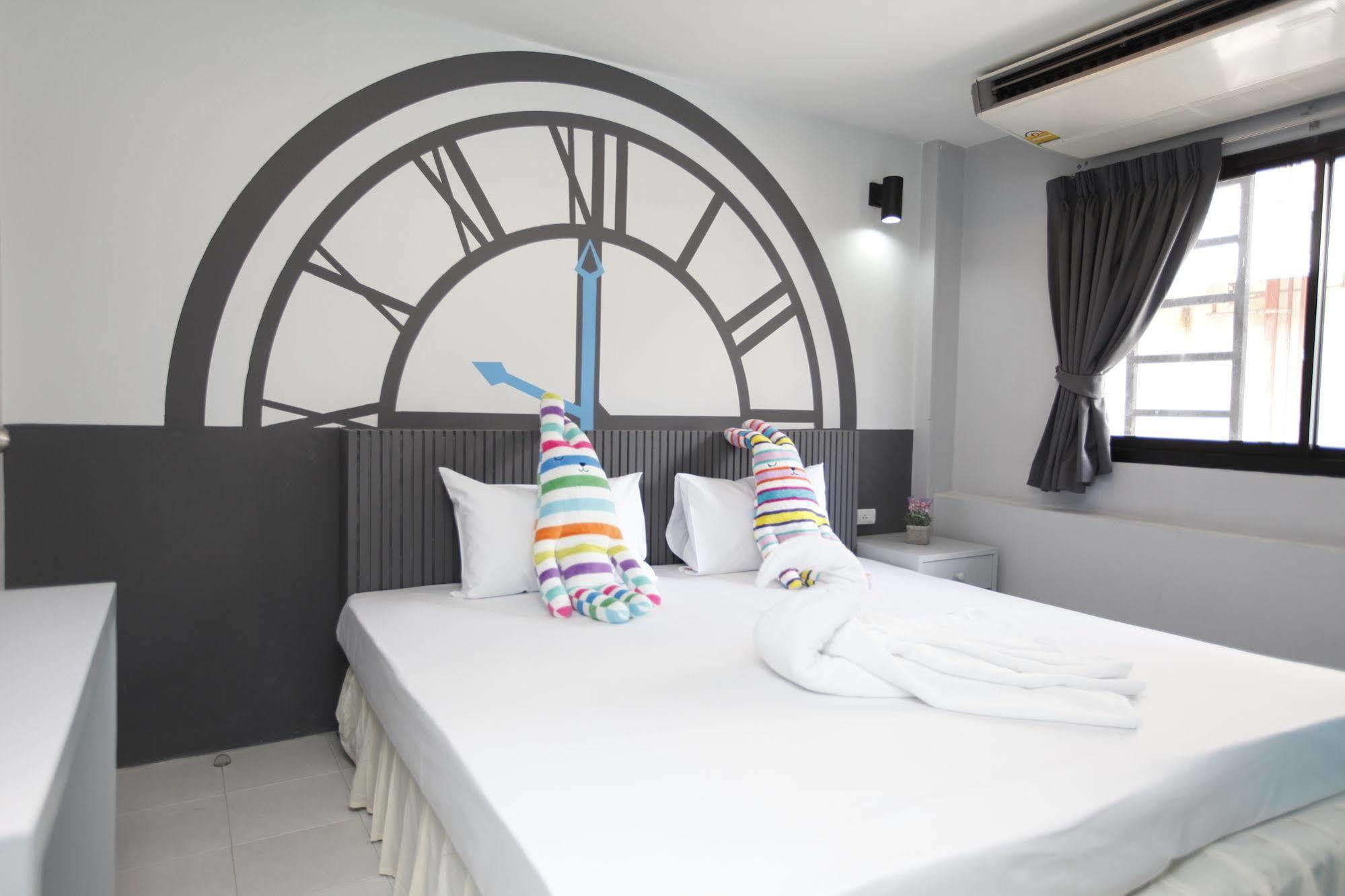 Oyo 501 At Night Hostel Phuket Exterior photo