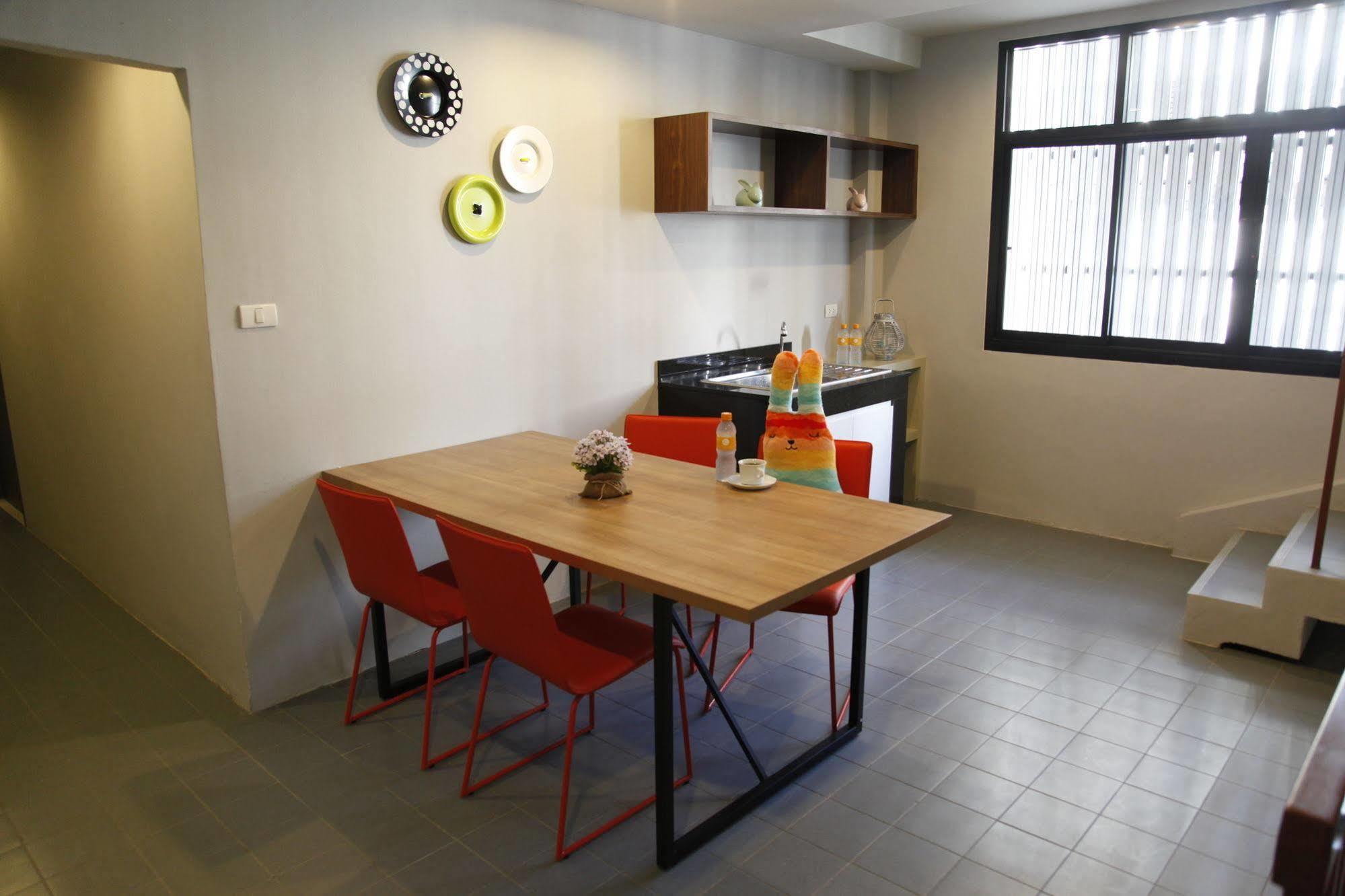 Oyo 501 At Night Hostel Phuket Exterior photo